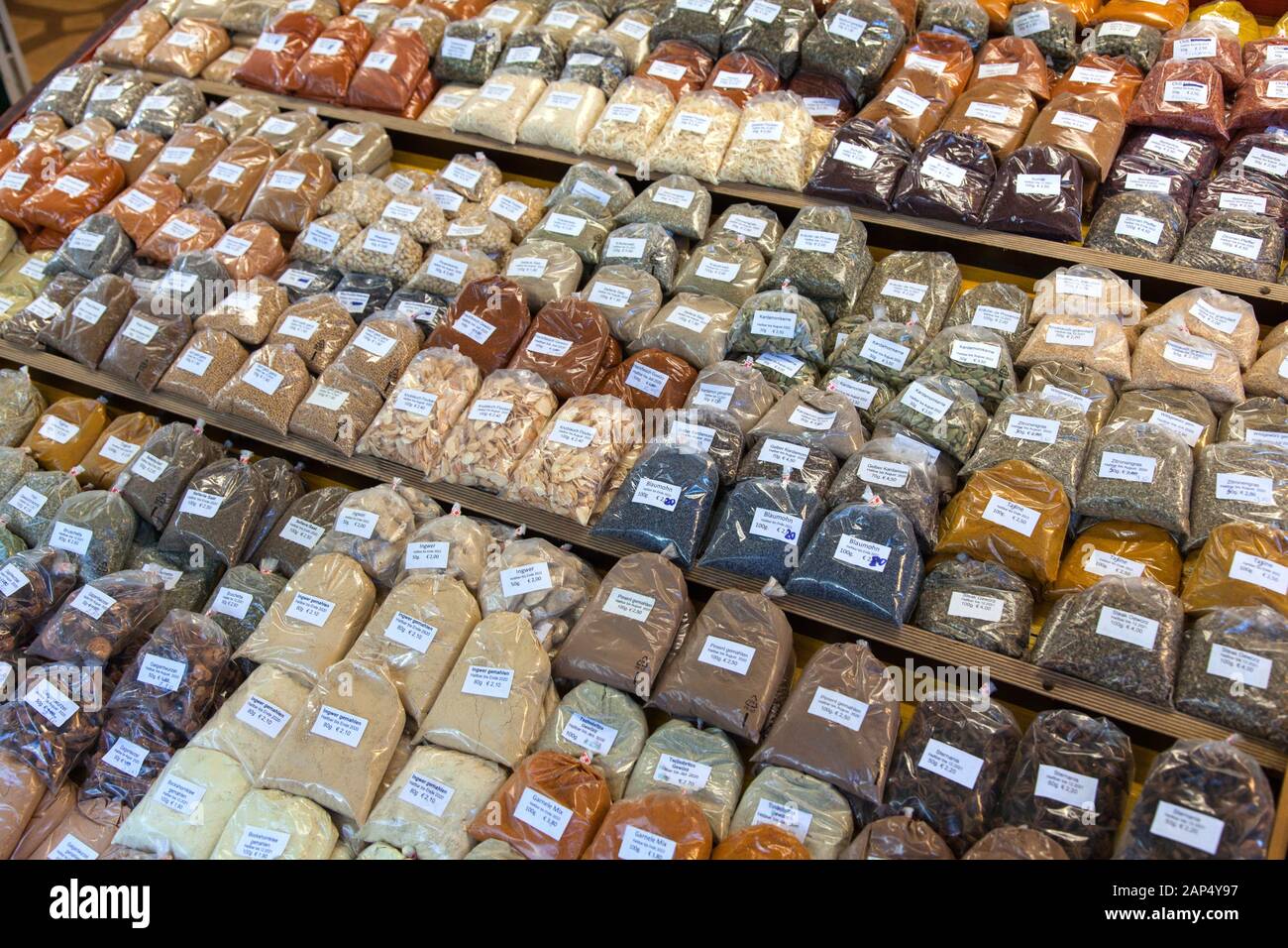 Kräuter und Gewürze auf dem Naschmarkt, Wien, Österreich. Stockfoto
