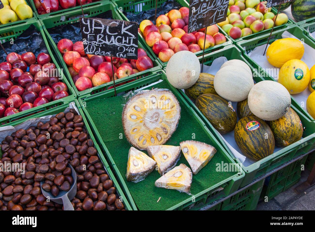 Obst und Gemüse auf dem Naschmarkt, Wien, Österreich. Stockfoto