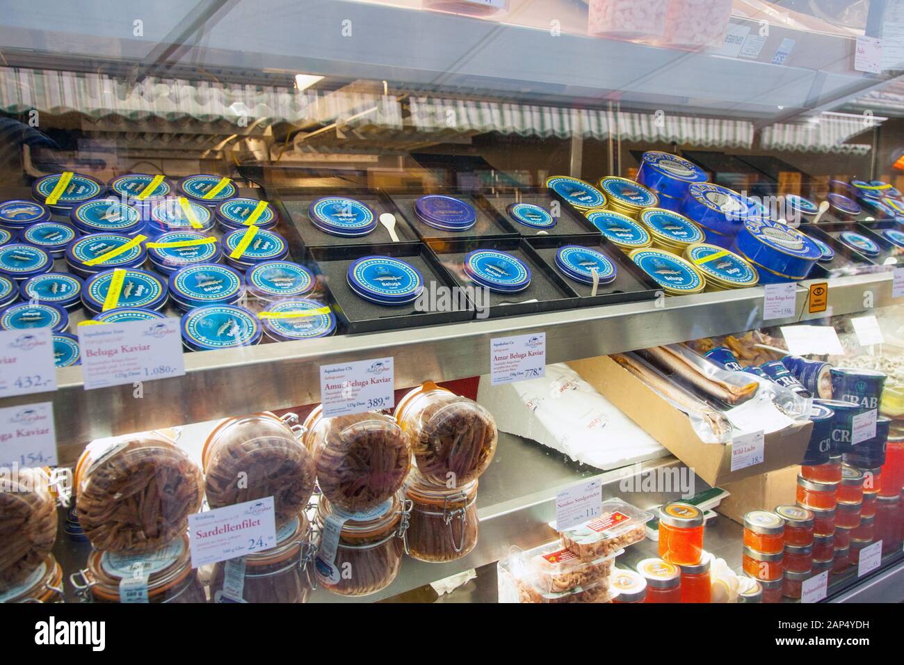 Beluga Kaviar für Verkauf an Fish-Gruber Fischhändler, Naschmarkt, Wien, Österreich. Stockfoto