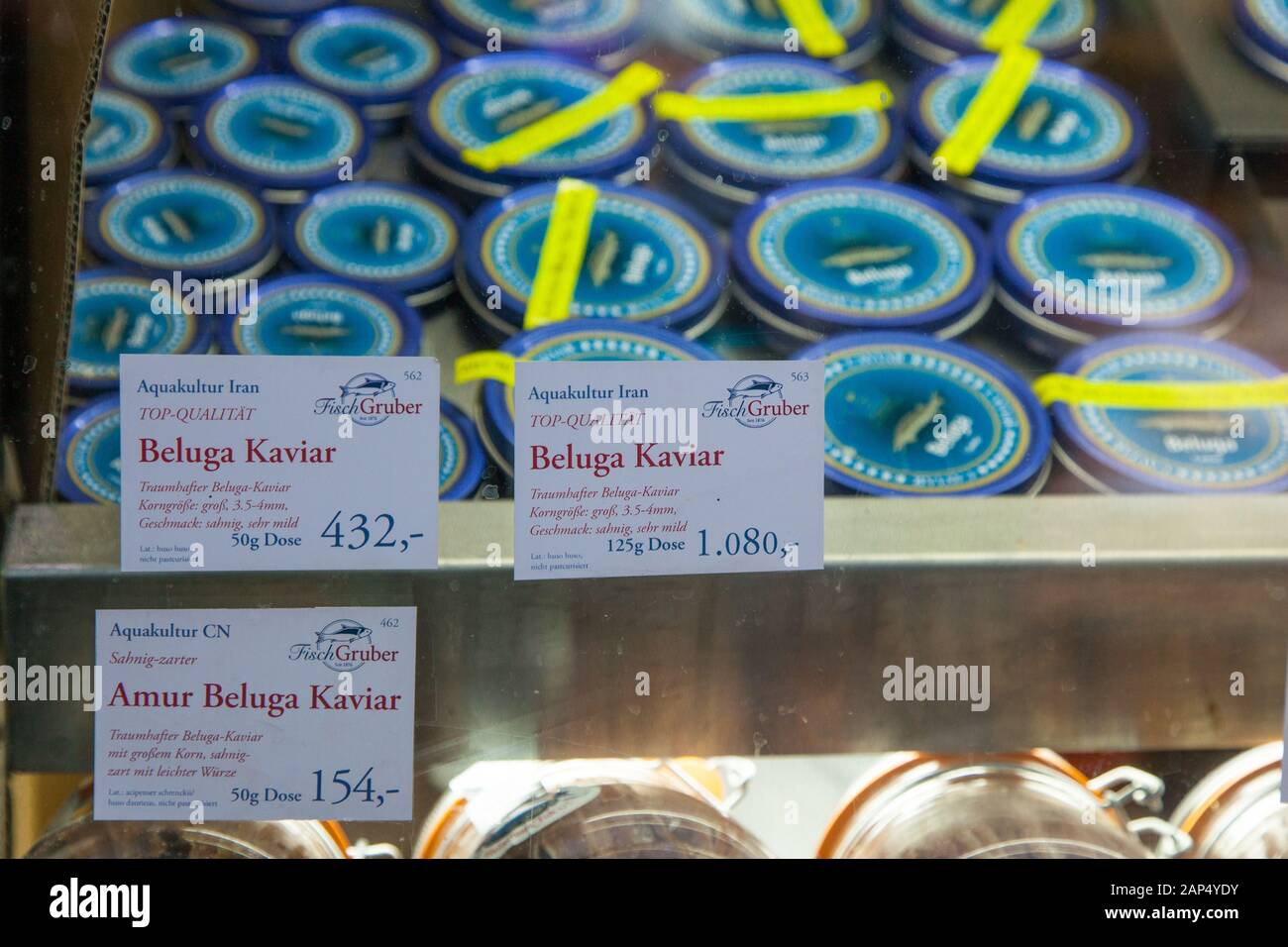 Beluga Kaviar für Verkauf an Fish-Gruber Fischhändler, Naschmarkt, Wien, Österreich. Stockfoto