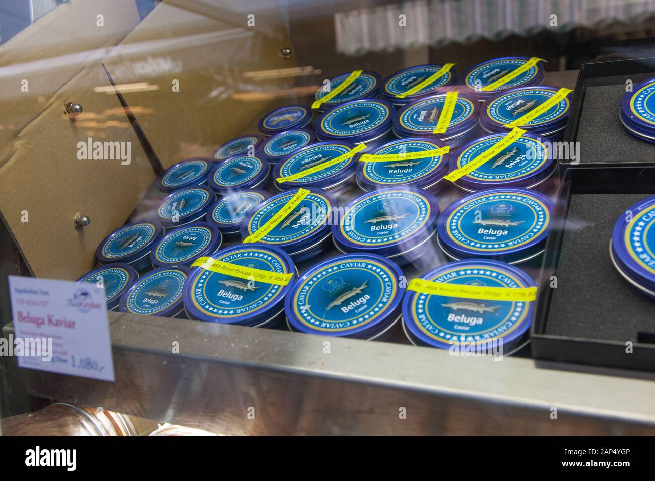 Beluga Kaviar für Verkauf an Fish-Gruber Fischhändler, Naschmarkt, Wien, Österreich. Stockfoto