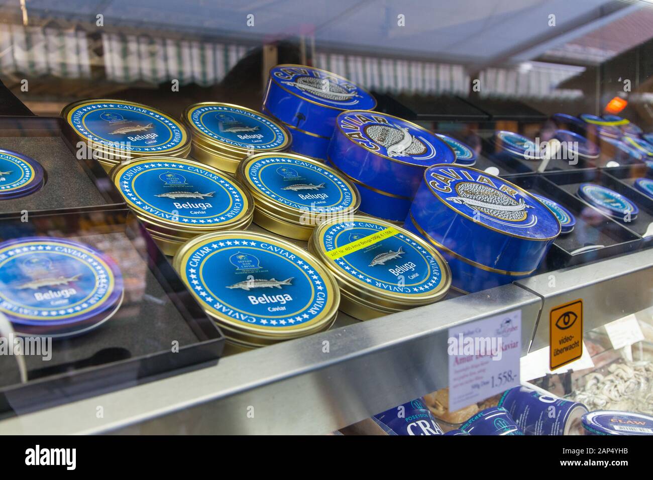 Beluga Kaviar für Verkauf an Fish-Gruber Fischhändler, Naschmarkt, Wien, Österreich. Stockfoto