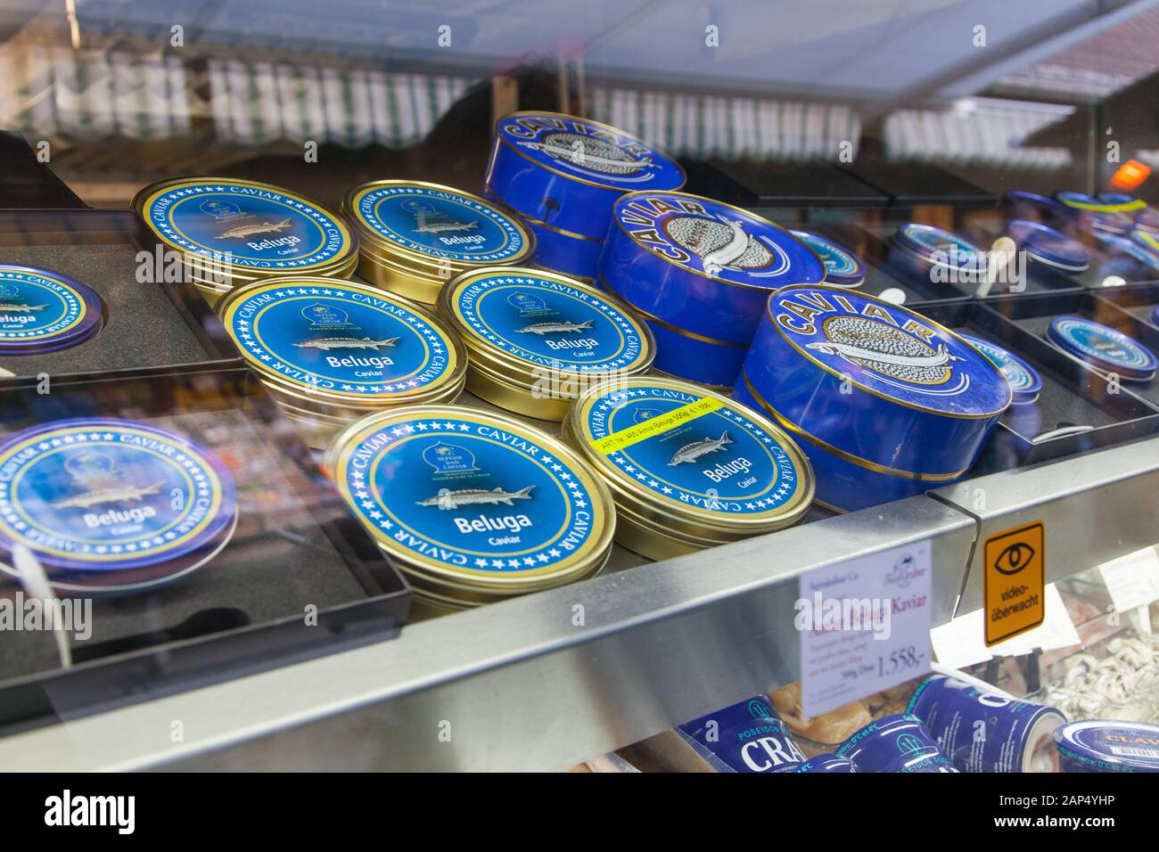 Beluga Kaviar für Verkauf an Fish-Gruber Fischhändler, Naschmarkt, Wien, Österreich. Stockfoto