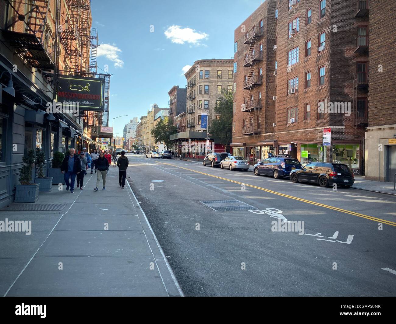 Greenwich Avenue von der West 13th Street aus gesehen ist eine Mischung aus Wohn- und Gewerbeimmobilien im Stadtviertel Greenwich Village in New York. Stockfoto