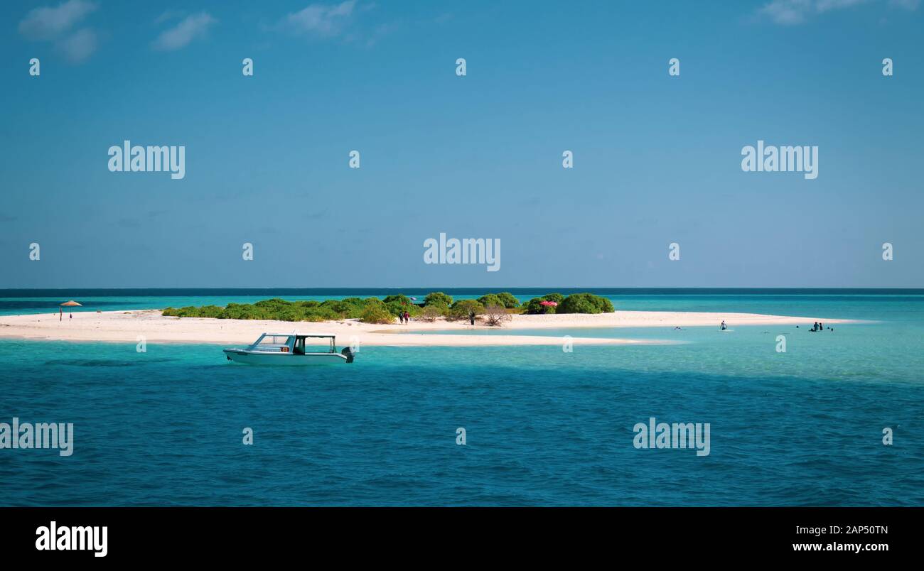 Streifen Sand in die Malediven, vom Boot aus gesehen. Stockfoto