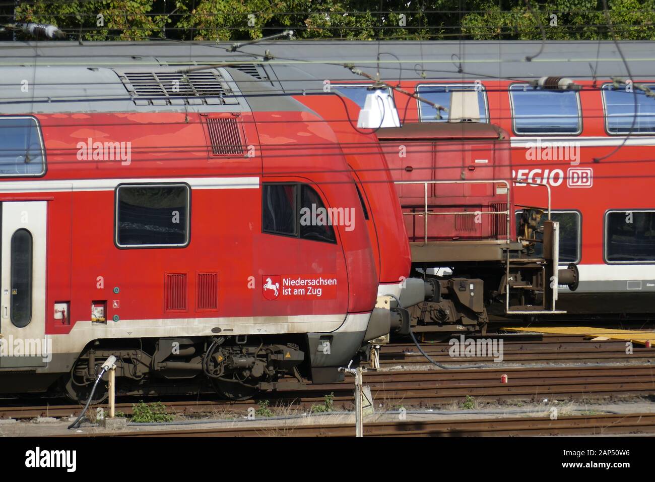 Rote Pendlerzüge, Bahnanlagen, Bremen, Deutschland Stockfoto