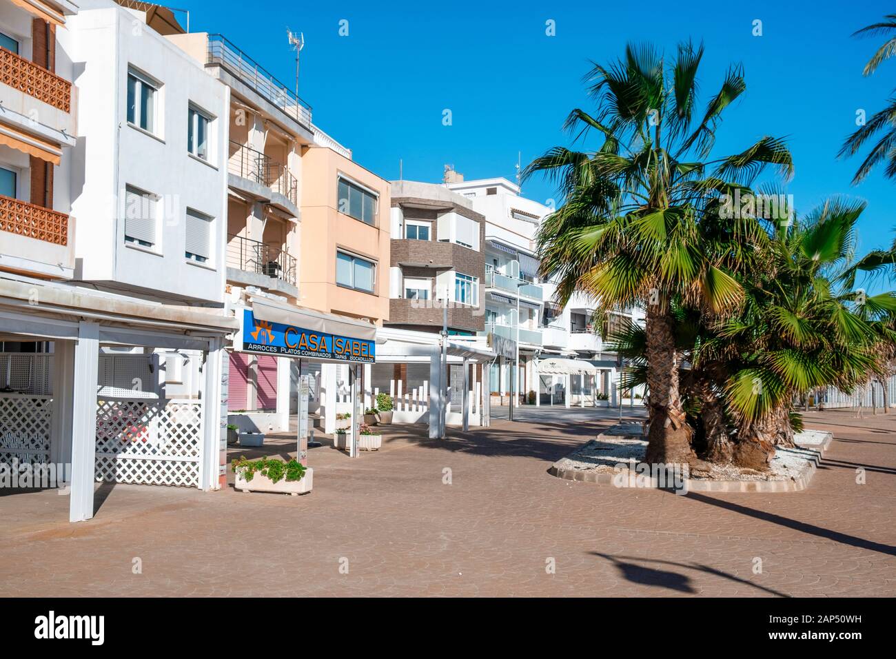 ALCOSSEBRE, SPANIEN - Januar 11, 2020: Ein Blick auf den Passeig de Vista Alegre Promenade, an der Küste von alcossebre an der Costa del Azahar, Spanien, Stockfoto