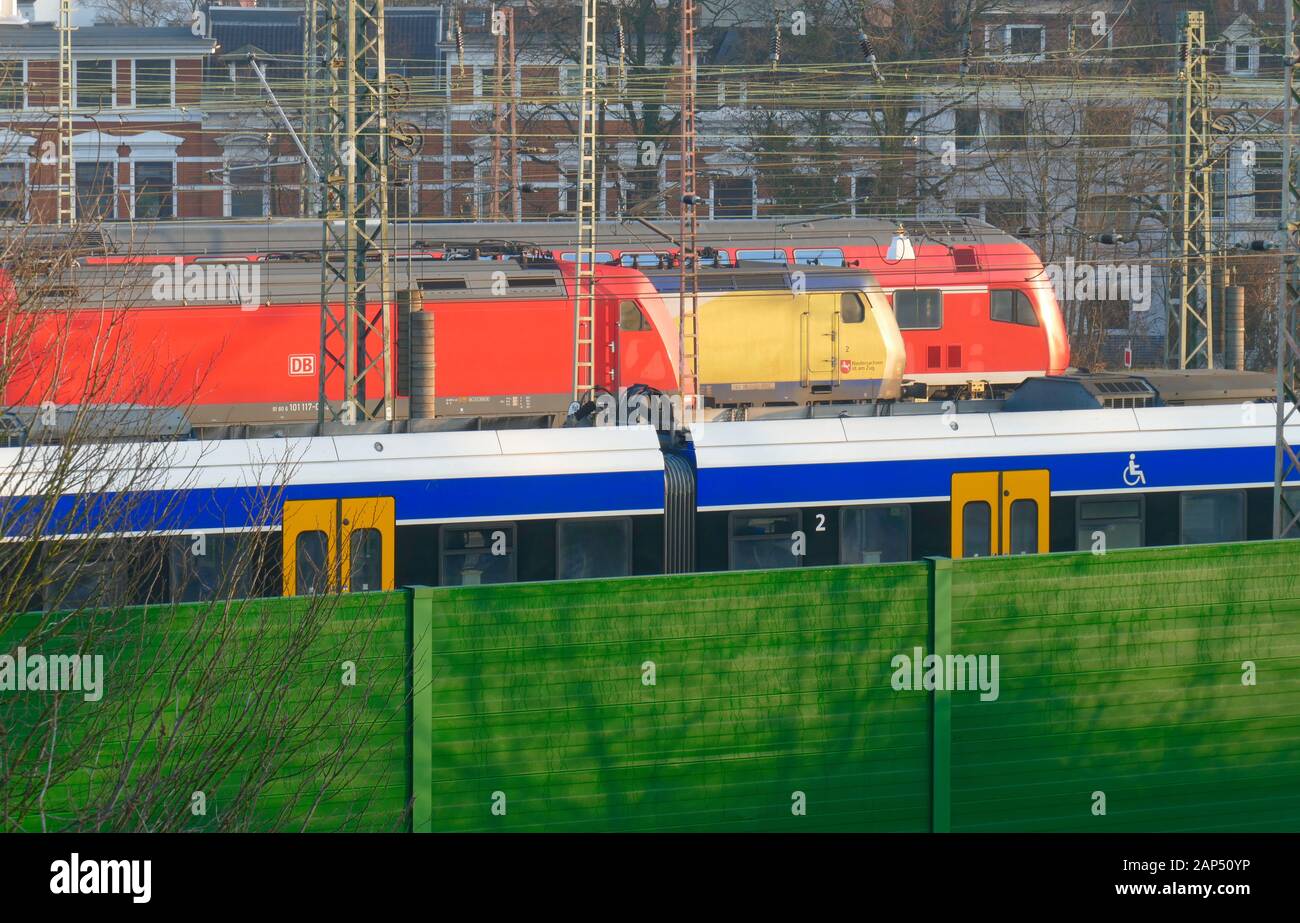 Nahverkehrszüge, Bahnanlagen, Grüne Lärmschutzwand, Bremen, Deutschland Stockfoto