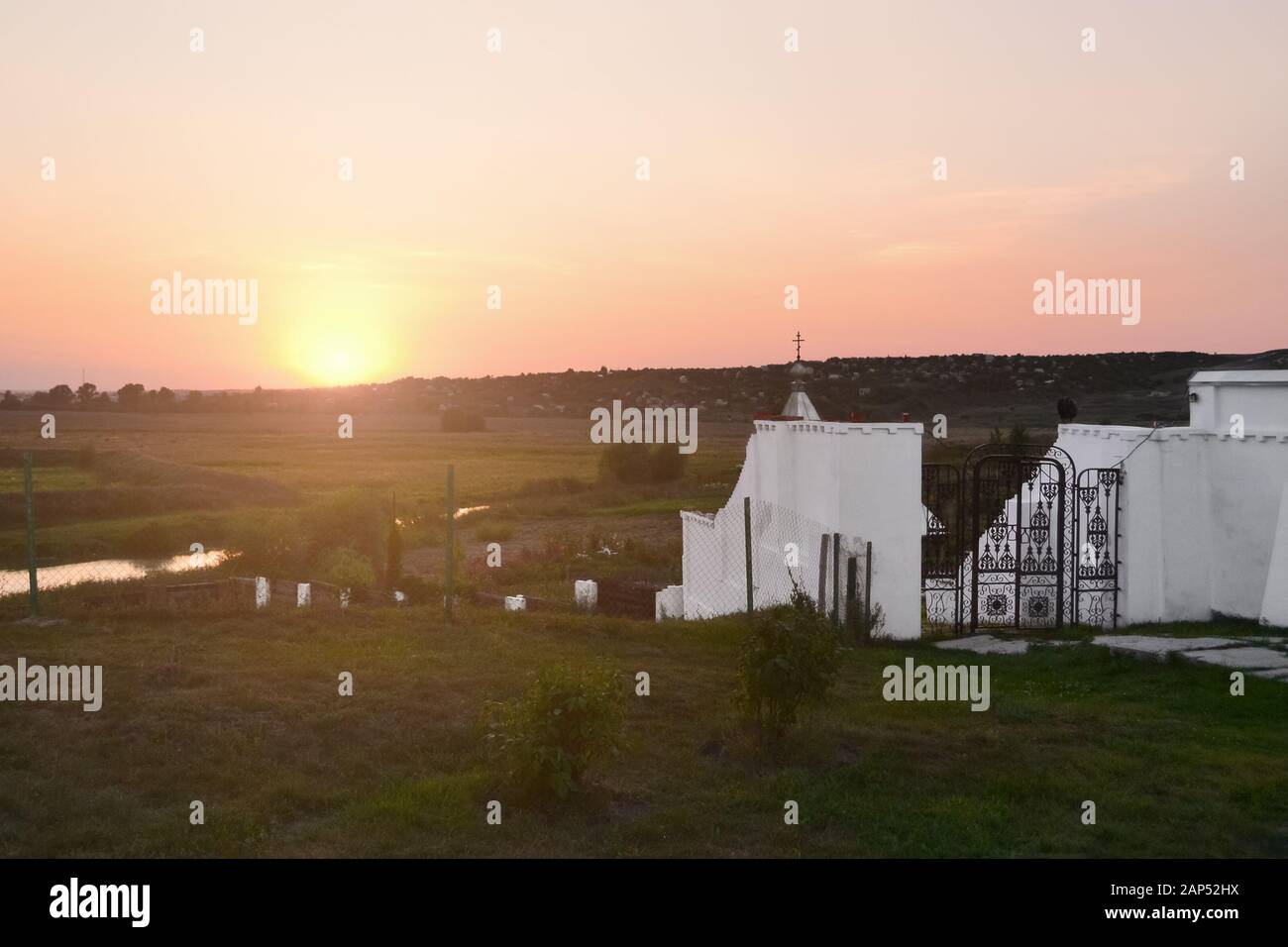 Blick auf die alte Verteidigungslinie vom orthodoxen Komplex im Dorf Arskoye, Region Uljanowsk in Russland Stockfoto