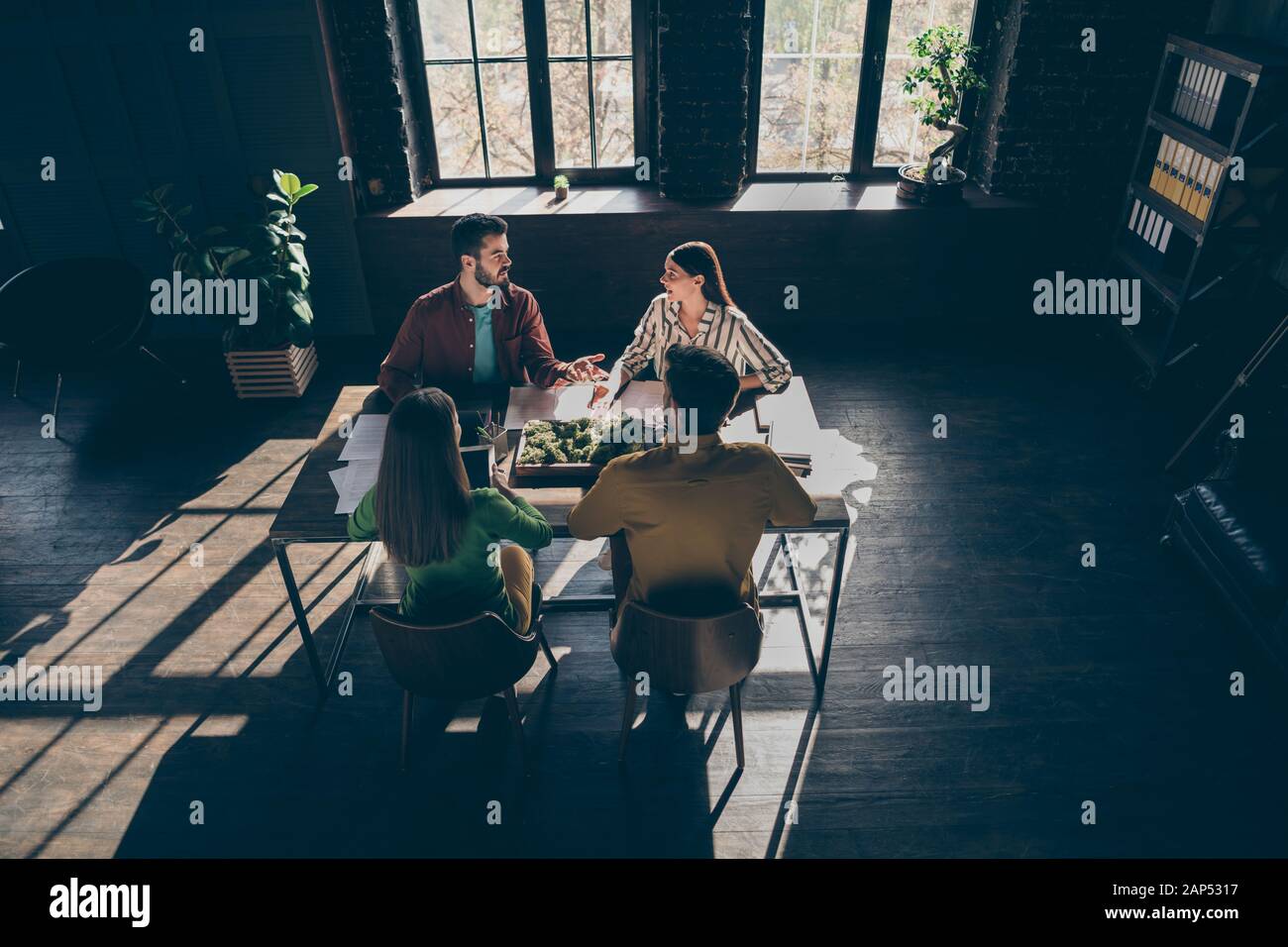 Oben über dem hohen Blickwinkel Foto der fokussierten Gruppe Menschen Unternehmer discus Start-up Fortschritt Planung Erfahrung Projekt Sit Tisch Tisch in Stockfoto