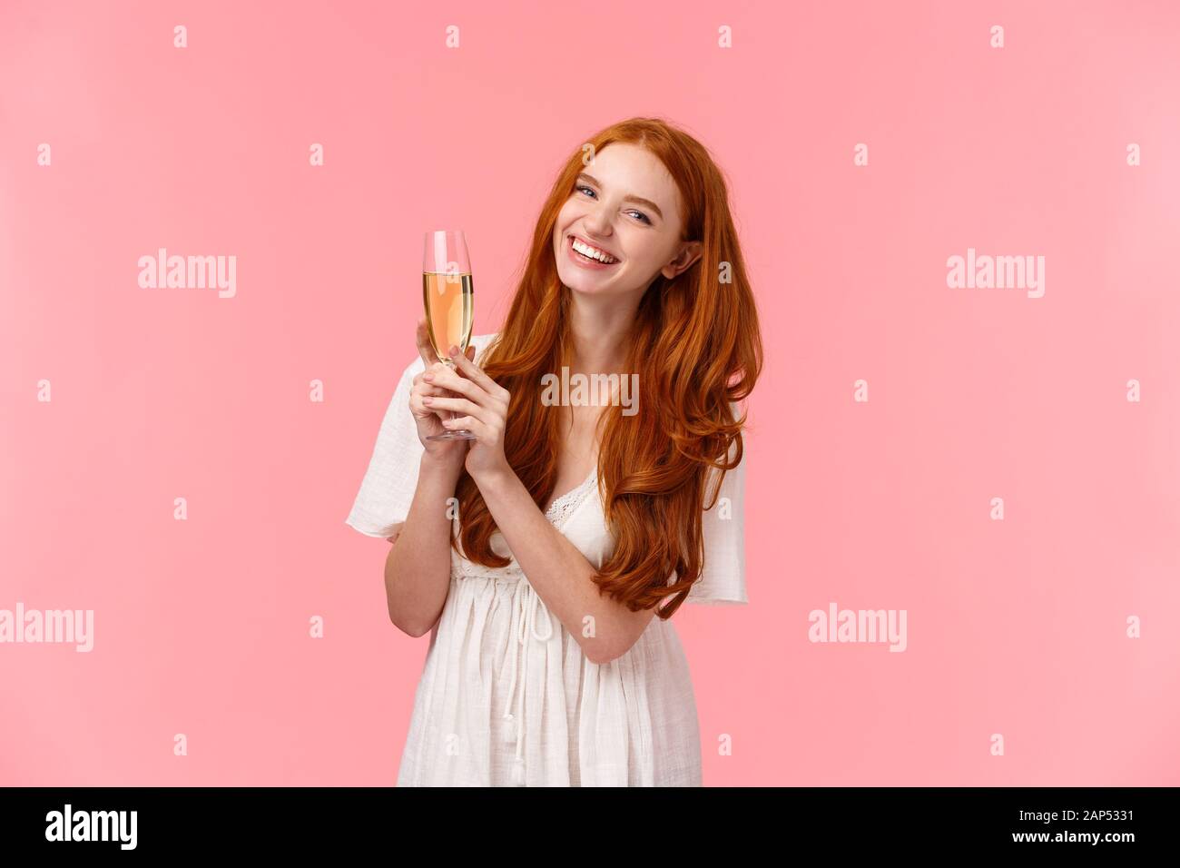 Sorglos, aufgeregt Süße rothaarige Frau feiert Geburtstag, an Lust auf  Party, trägt ein weißes Kleid, Lachen als etwas diskutieren mit Freunden  Stockfotografie - Alamy