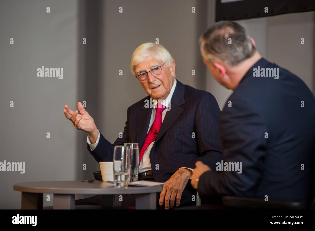 Interview mit Sir Michael Parkinson CBE, dem englischen Sender, Journalisten, Autor und Moderator der Fernsehshow. Er war auch ein Radio-Moderator Stockfoto