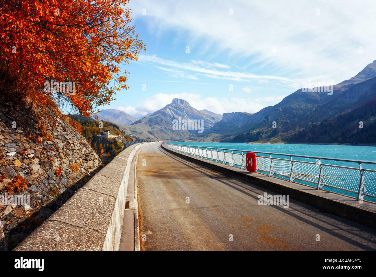 Straße am Damm auf Roselend See (Lac de Roselend). Frankreich Alpen (Auvergne-Rhone-Alpes). Landschaftsfotografie Stockfoto