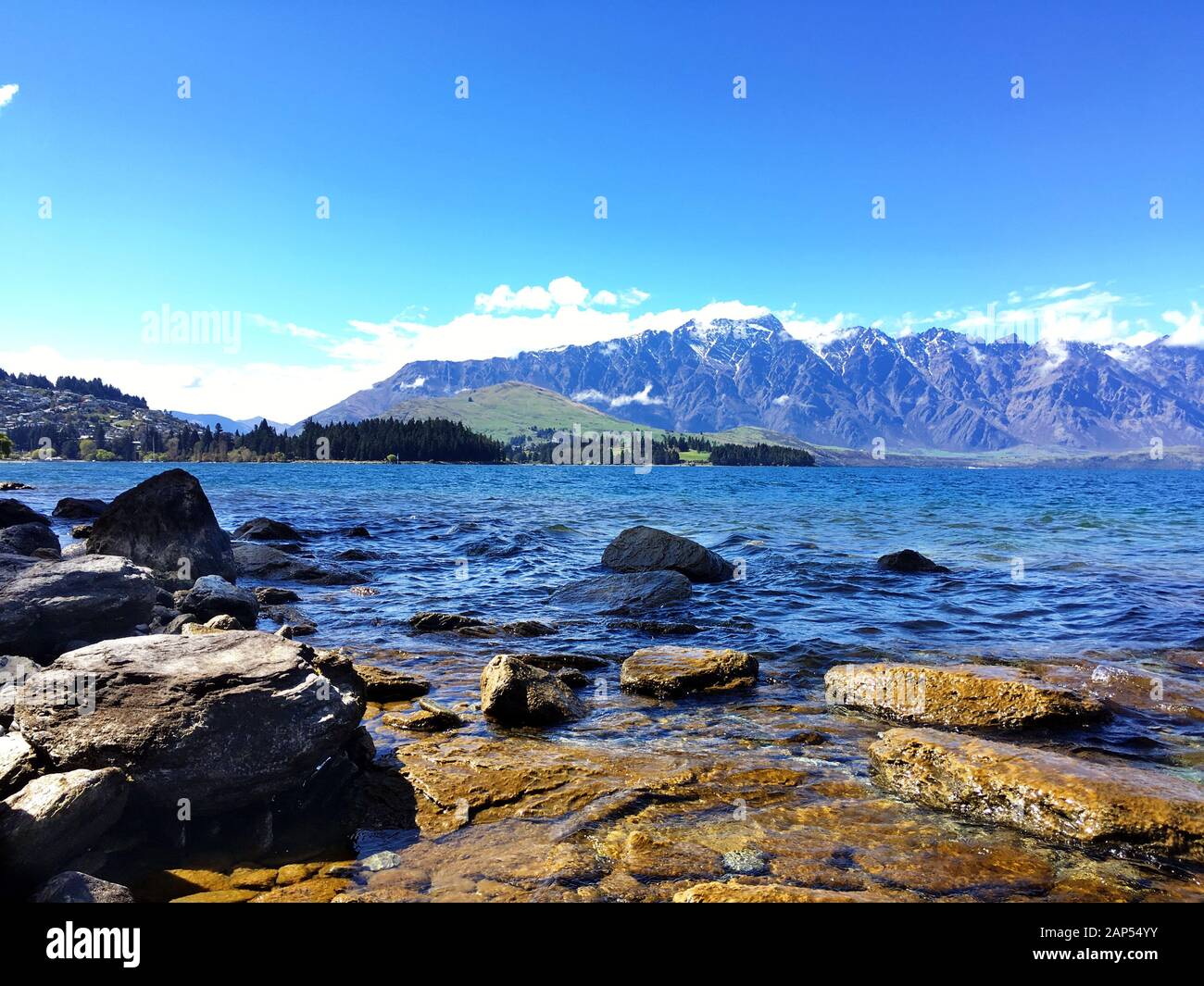 Wakatipu See an der Glenorchy-Queenstown Road, Neuseeland Stockfoto