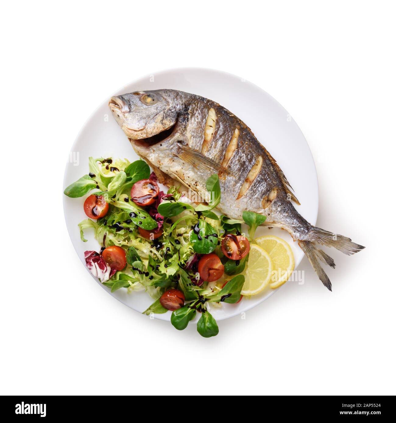 Gegrillte dorada Fisch auf weiße Platte mit frischem Salat und Zitrone. Essen Fotografie Stockfoto