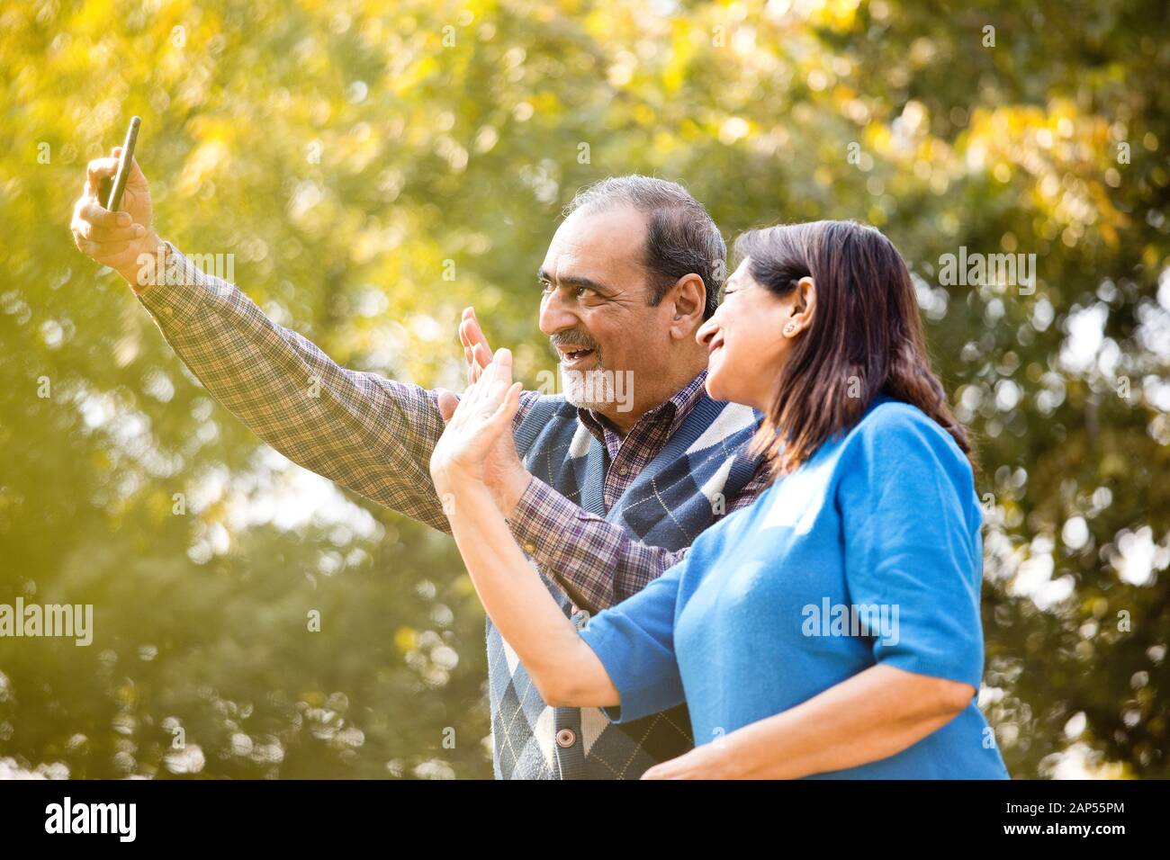 Glückliches älteres Paar, das Handy für einen Videoanruf verwendet Stockfoto