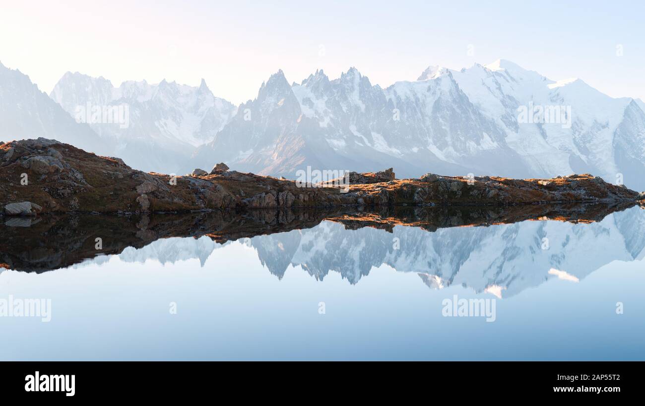 Panorama der Chesery See (Lac De Cheserys) und verschneite Berge Monte Bianco auf Hintergrund, Chamonix, Frankreich Alpen Stockfoto