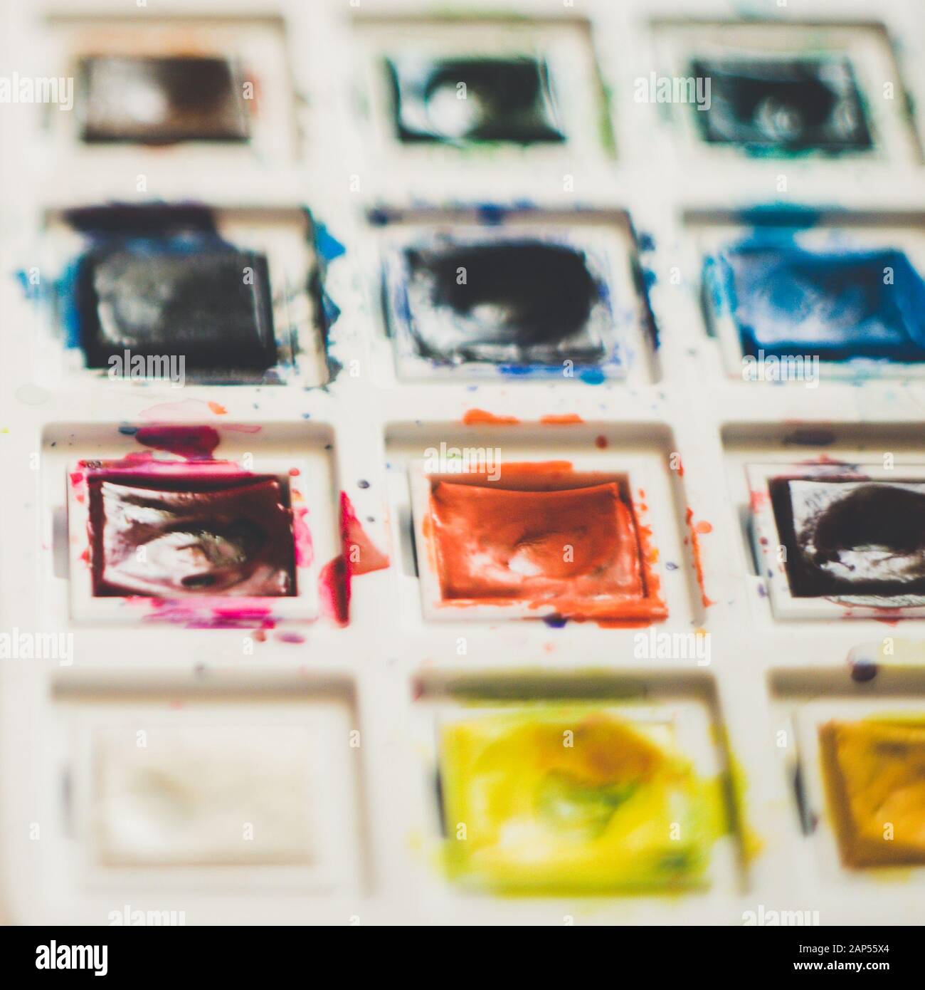 Dirty Aquarell in white box closeup eingesetzt wird. Stockfoto