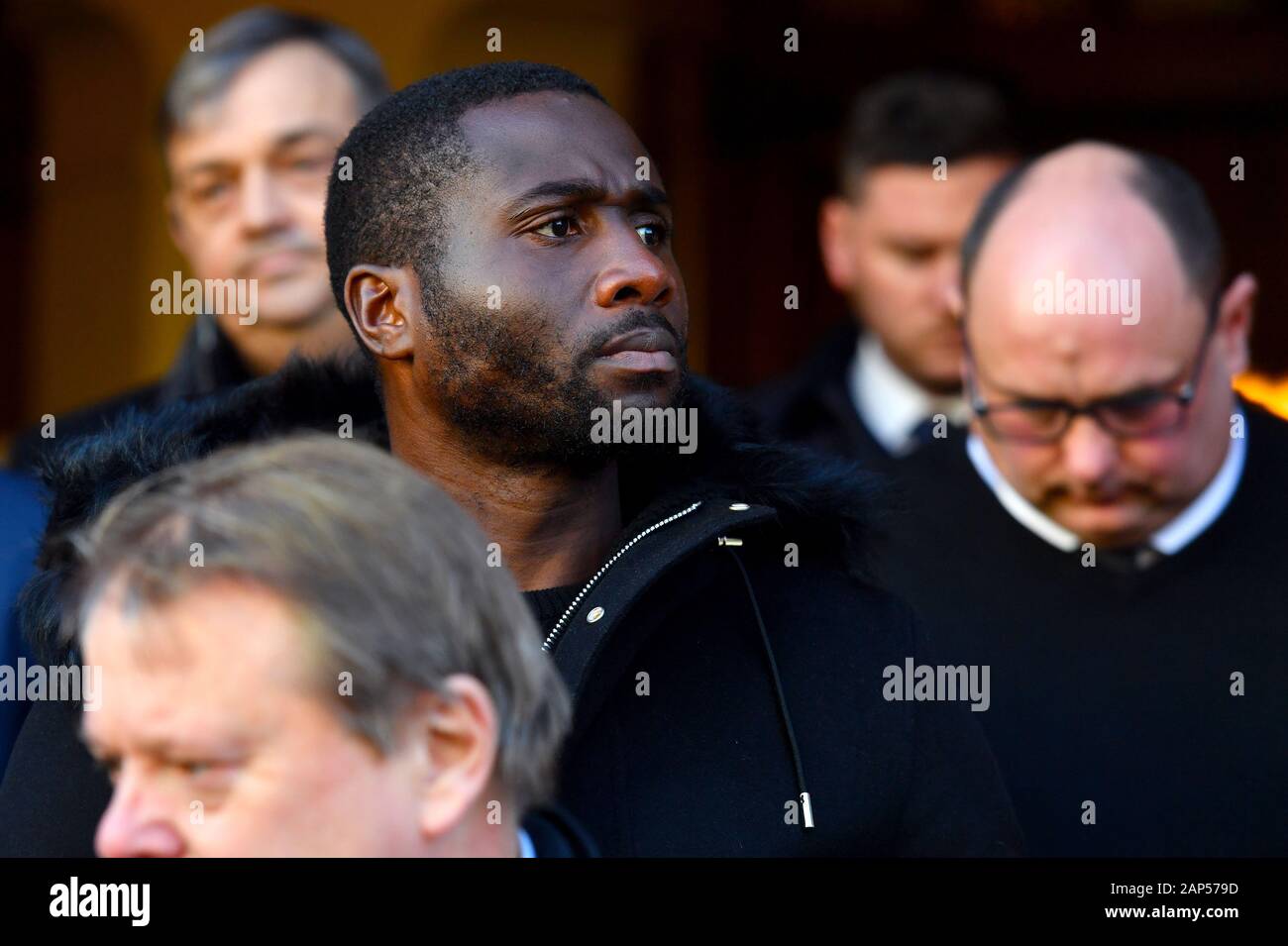 Cardiff City Sol Bamba verlässt den Service bei St David's Cathedral, Cardiff. Stockfoto