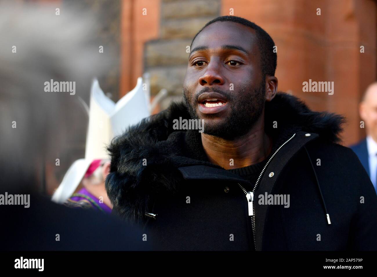 Cardiff City Sol Bamba verlässt den Service bei St David's Cathedral, Cardiff. Stockfoto