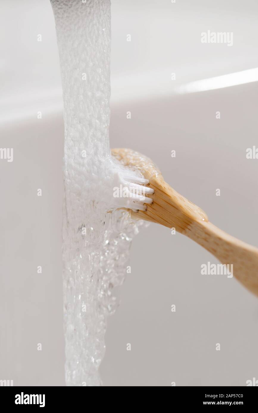 Nahaufnahme von einem kaukasischen Mann mit einem Bambus Zahnbürste im Bad Stockfoto