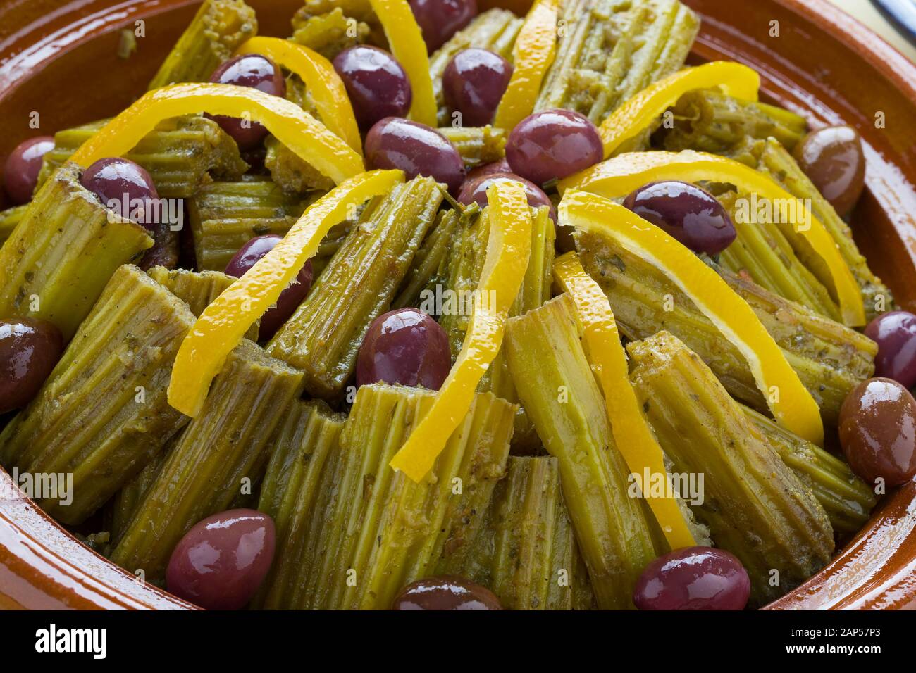 Marokkanische Tajine mit cardoon, Oliven- und Zitronenbäumen Nahaufnahme Stockfoto