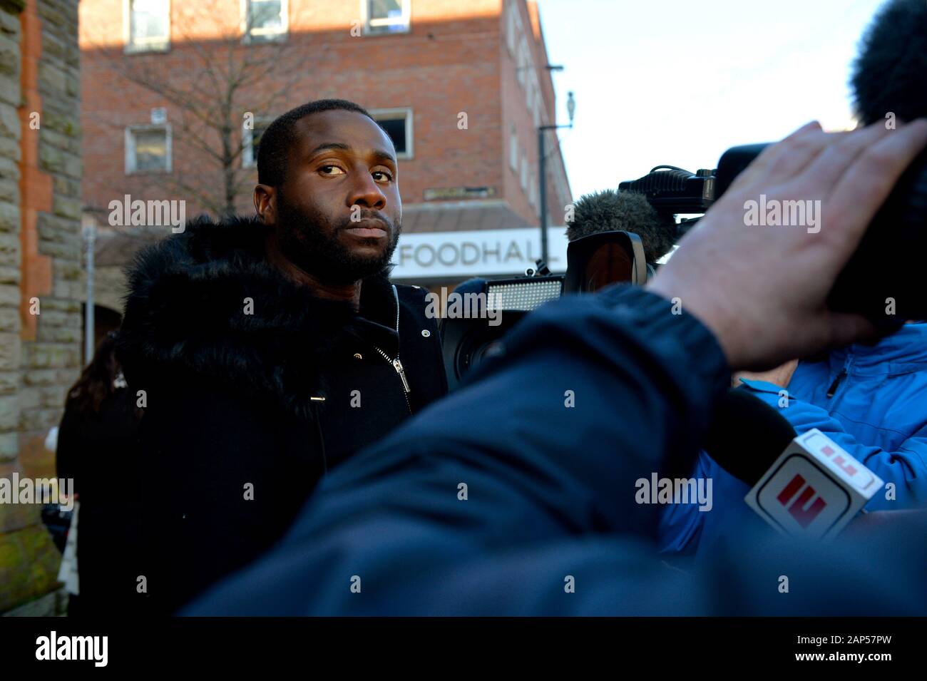 Cardiff City Sol Bamba spricht mit den Medien, da er den Dienst in der St. David's Cathedral, Cardiff verlässt. Stockfoto