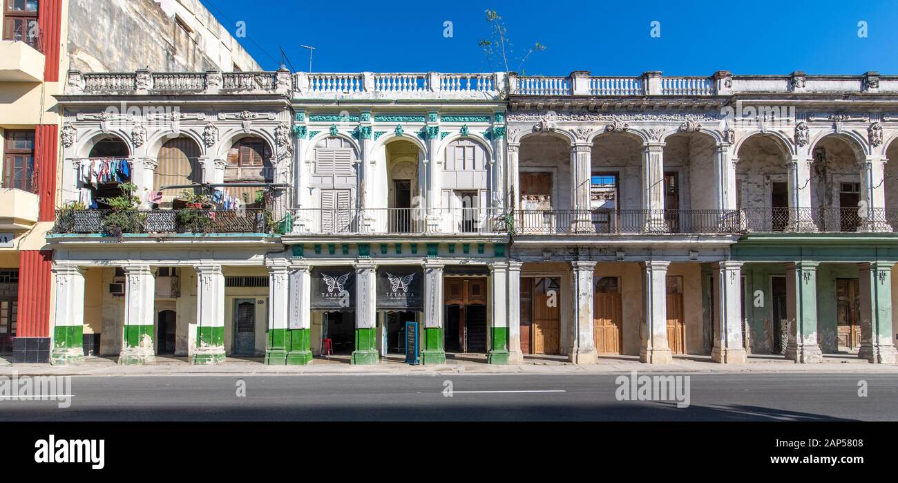 Schöne Außenansicht der Gebäude entlang der Straße, Havanna, Kuba Stockfoto