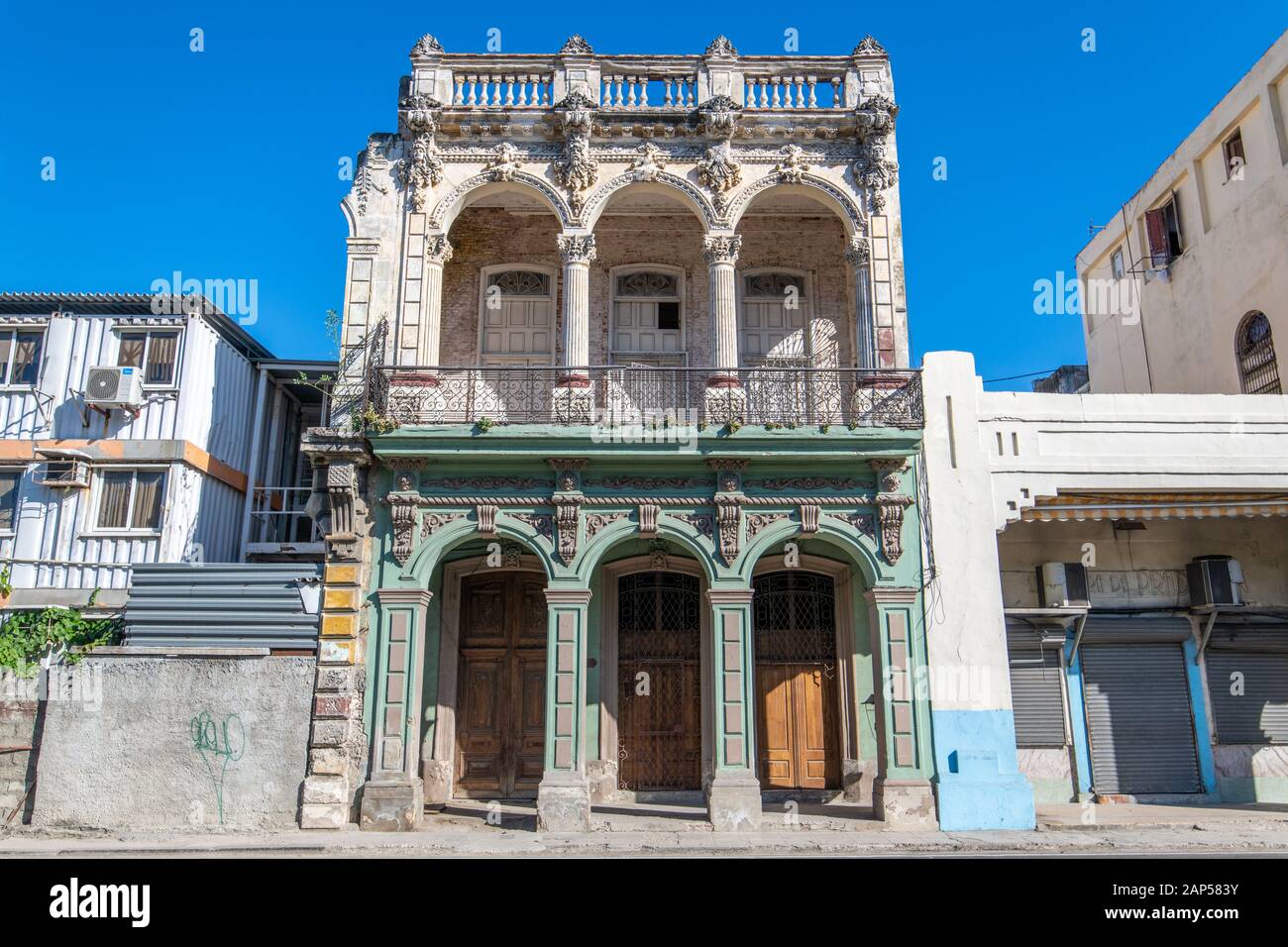 Ein altes historisches Gebäude mit kunstvoll verzierten Details und Skulptur, Havanna, Kuba Stockfoto