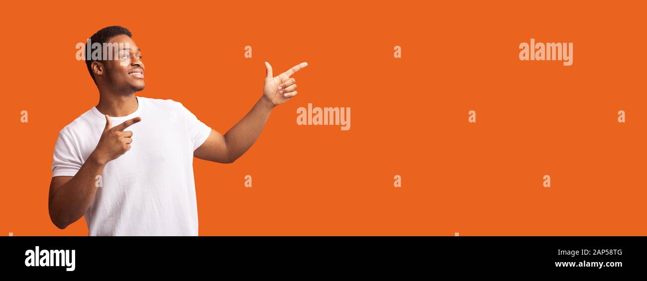 Schwarzer Kerl zeigt auf freien Platz für Promo Stockfoto