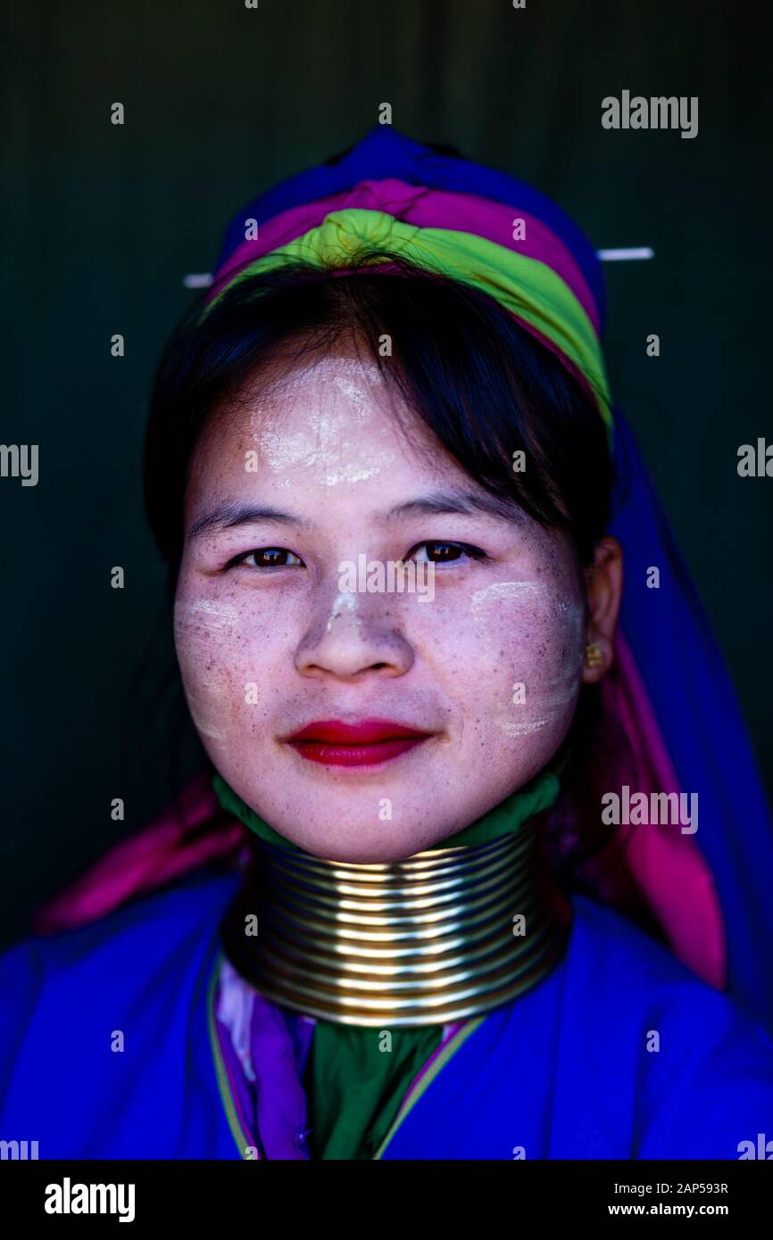 Das Porträt einer jungen ethnischen Kayan (lange Hals) Frau, Loikaw, Kayah State, Myanmar. Stockfoto