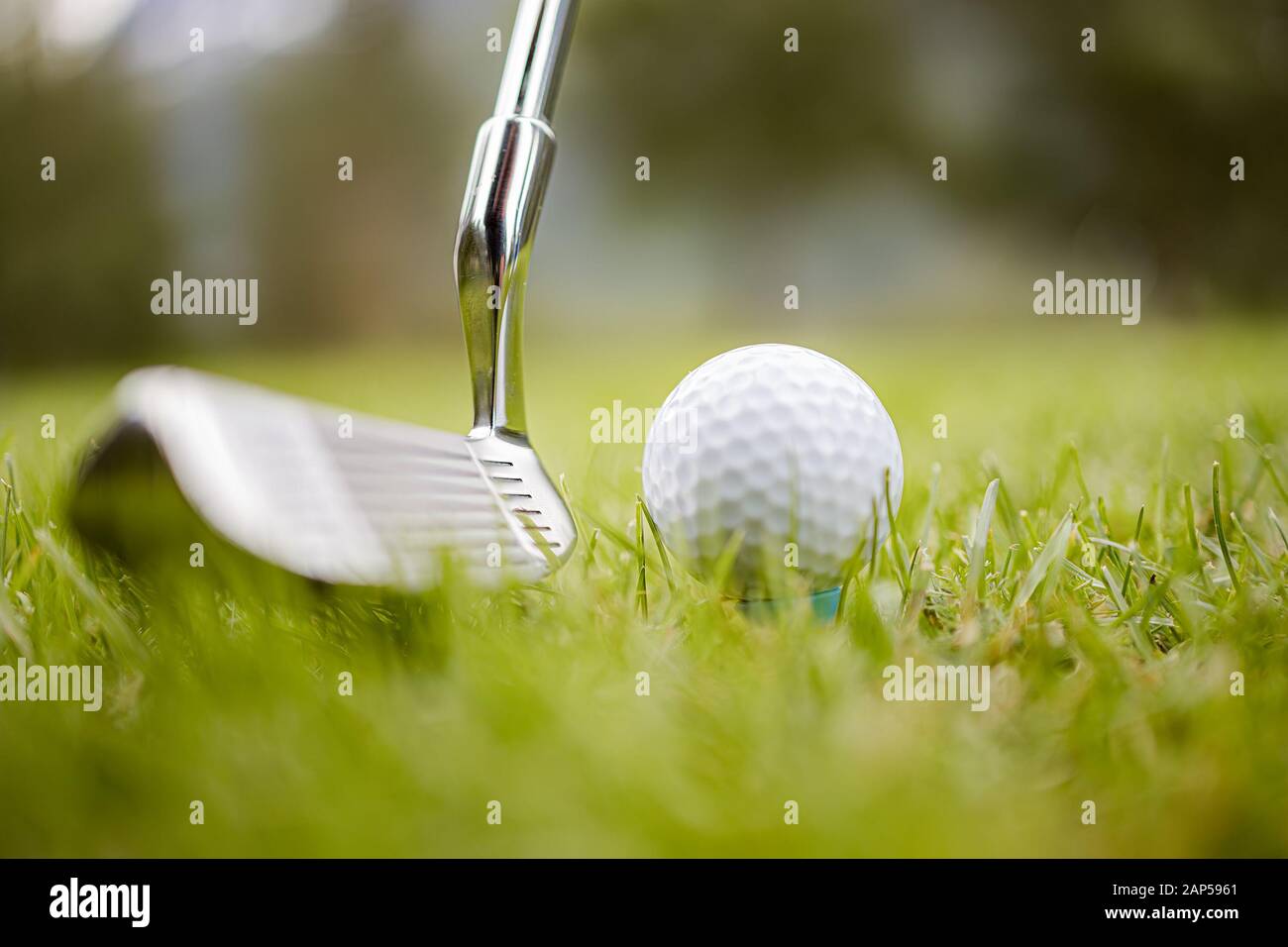 Golf Club und Kugel am T-Stück vor der Treiber Stockfoto