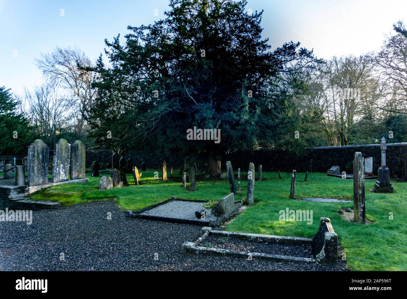 Der Friedhof, der an der Kirche St. Mary's Church of Ireland in Leixlip.The Graveyard ist seit c 1668 vorhanden. Stockfoto