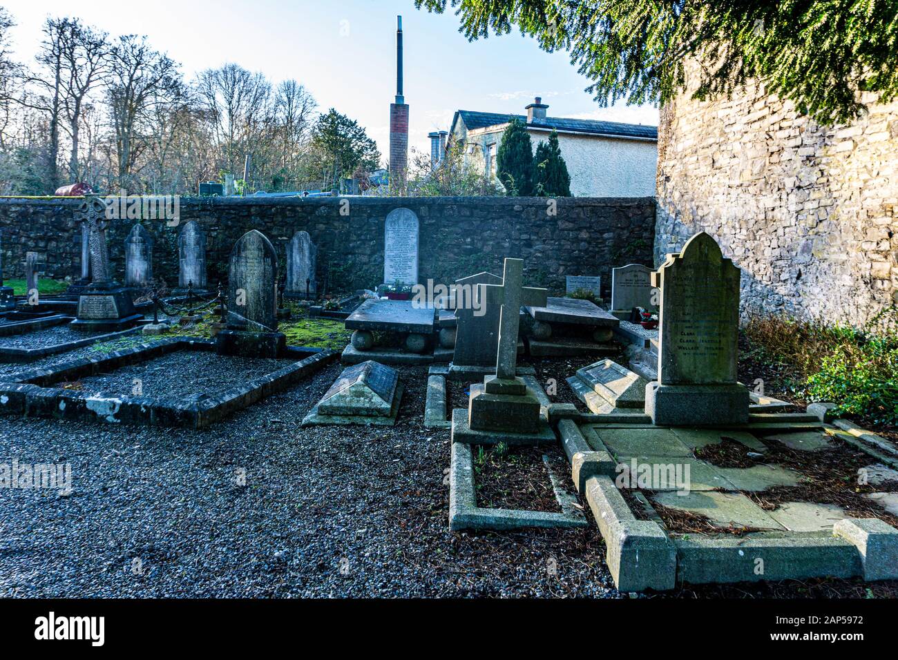 Der Friedhof, der an der Kirche St. Mary's Church of Ireland in Leixlip.The Graveyard ist seit c 1668 vorhanden. Stockfoto