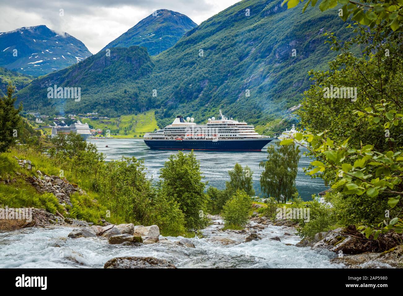 Kreuzfahrtschiff Kreuzfahrtschiffe auf Geiranger Fjord, Norwegen. Der Fjord ist eine der meistbesuchten Sehenswürdigkeiten Norwegens. Geiranger Fjord, einem UNESCO-Herita Stockfoto