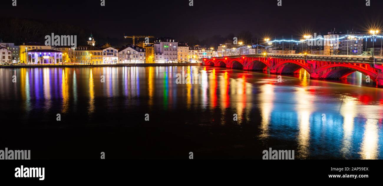 Bayonne und der Fluss Adour nachts, Frankreich Stockfoto