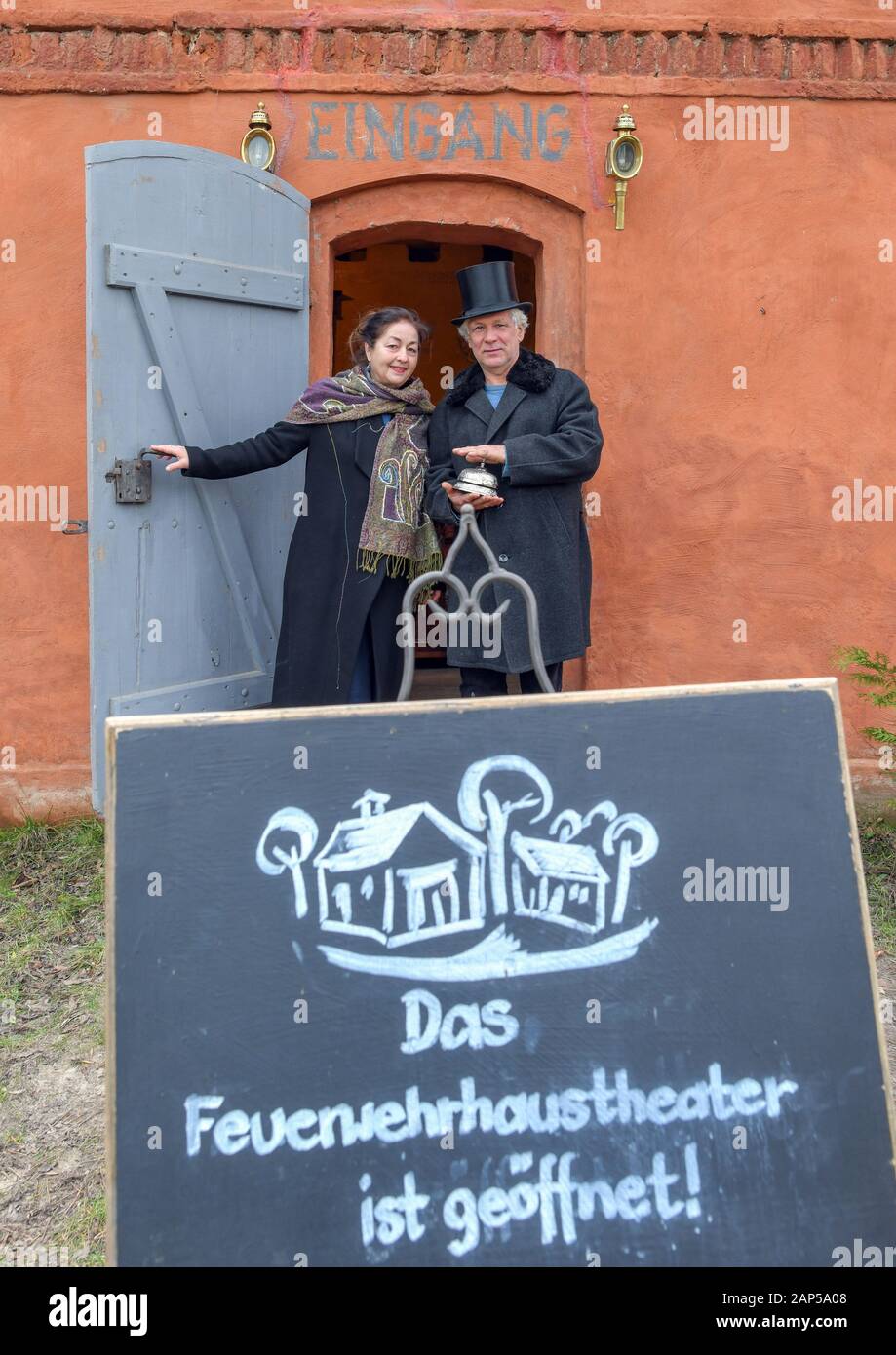 15. Januar 2020, Brandenburg, Greiz: Gabriele Koch, Theater, Designer und Bühnenbildner und ihr Ehemann Ekkehard stehen am Eingang zu Ihrer firehouse Theater. Eine vergessene Fire Engine House wird zu einem ungewöhnlichen Ort: die Familie Koch läuft Was ist wahrscheinlich das kleinste Theater in Brandenburg in Greiz in der Nähe von Bernau. Ihre langjährige kulturelle Engagement in der Landschaft wurden nun mit dem Eidgenössischen Verdienstmedaille geehrt. Foto: Patrick Pleul/dpa-Zentralbild/ZB Stockfoto