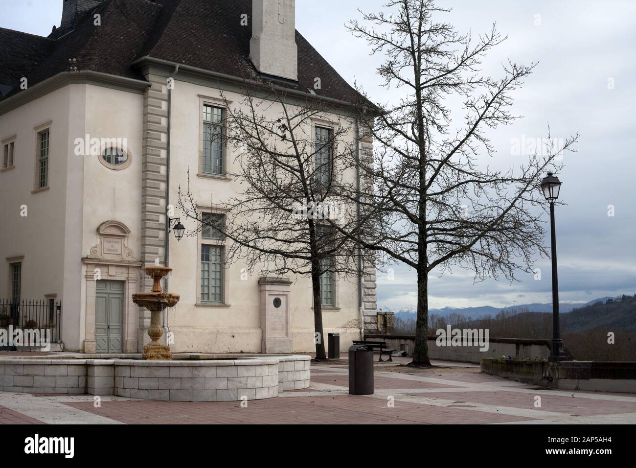 Der Brunnen und das Parlement de Navarre auf Place de la Deportation, Pau, Pyrenäen Atlantiques, Nouvelle Aquitanien, Frankreich Stockfoto