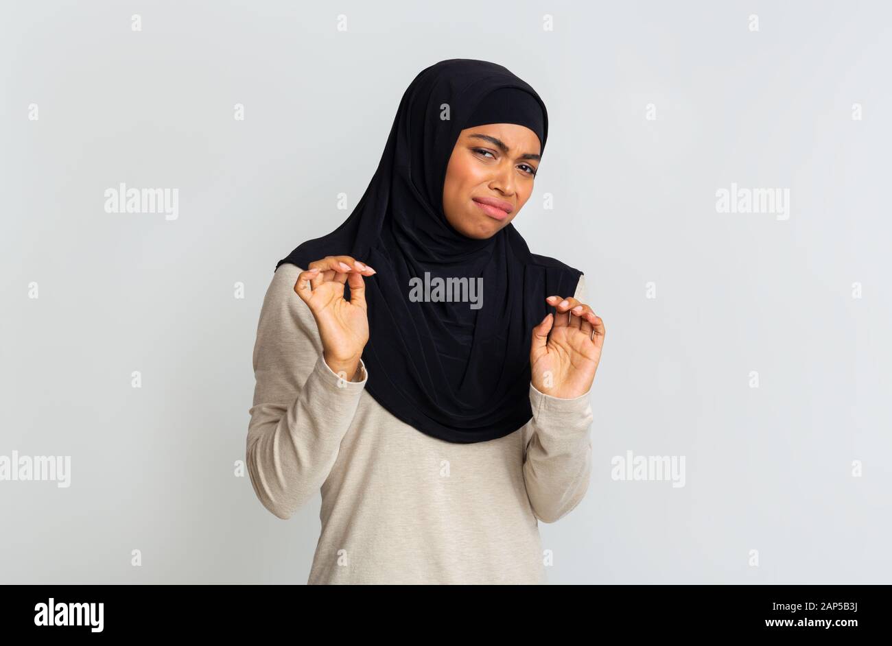 Angeekelte schwarze muslimin in Hijab, die sich über etwas ärgerlich fühlt Stockfoto