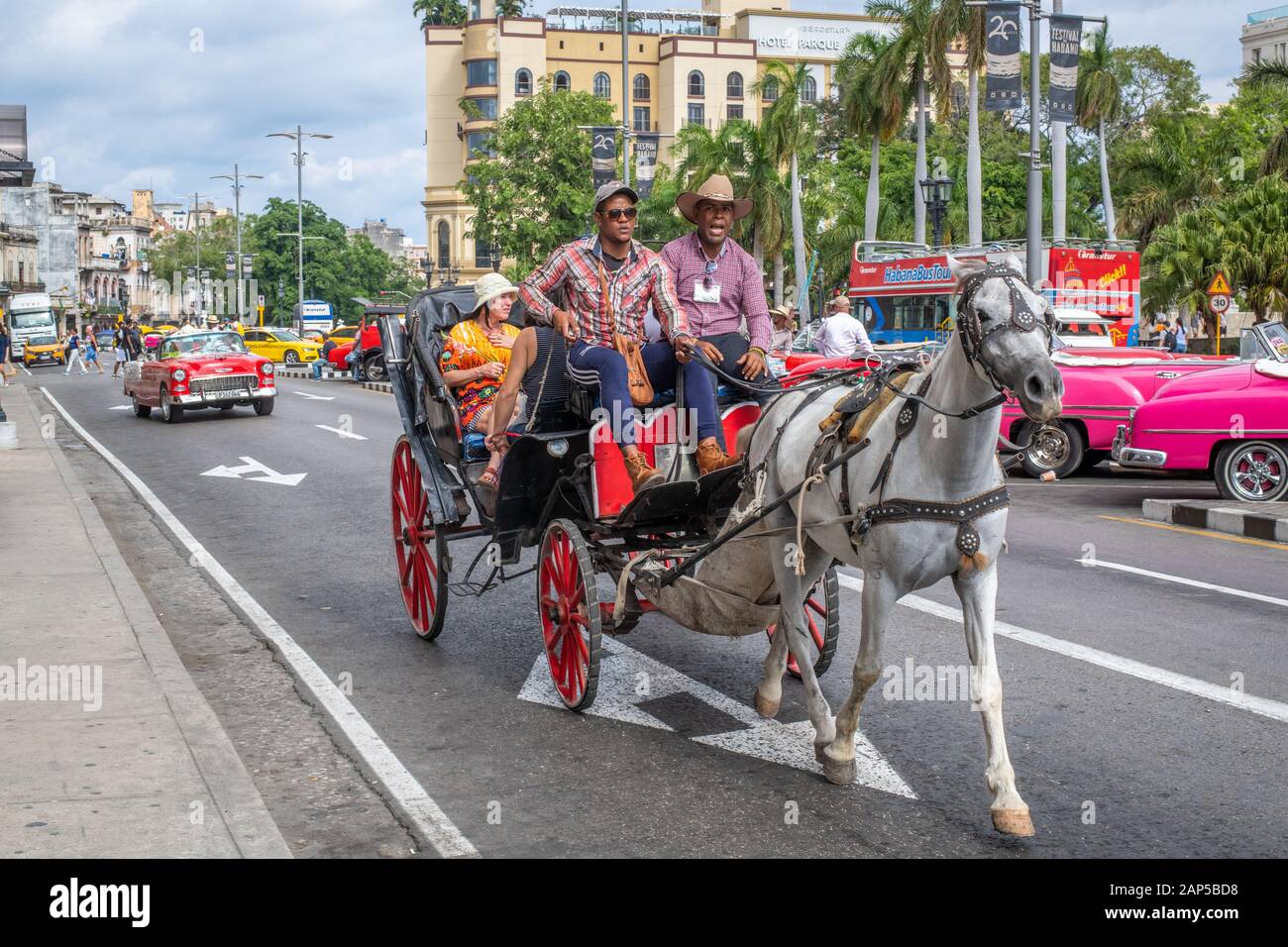 Touristen Reiten auf einem Pferd und Wagen, Havanna, Kuba Stockfoto