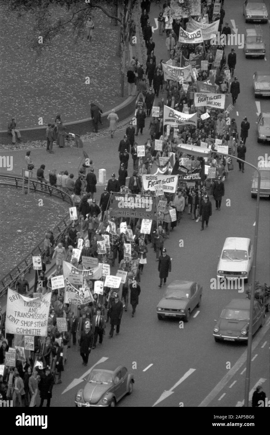 Stoppen Sie die Kürzungen, Kämpfen Sie für das Recht auf Arbeit, Verteidigen Sie den NHS-Kampf für Jeden Job, jede Rallye und märz London 1976 Park Lane London 1970er UK HOMER SYKES Stockfoto