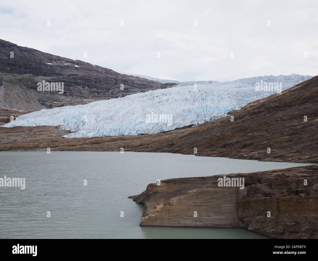 Austerdalsvatnet See und Svartisengletscher in Norwegen Stockfoto