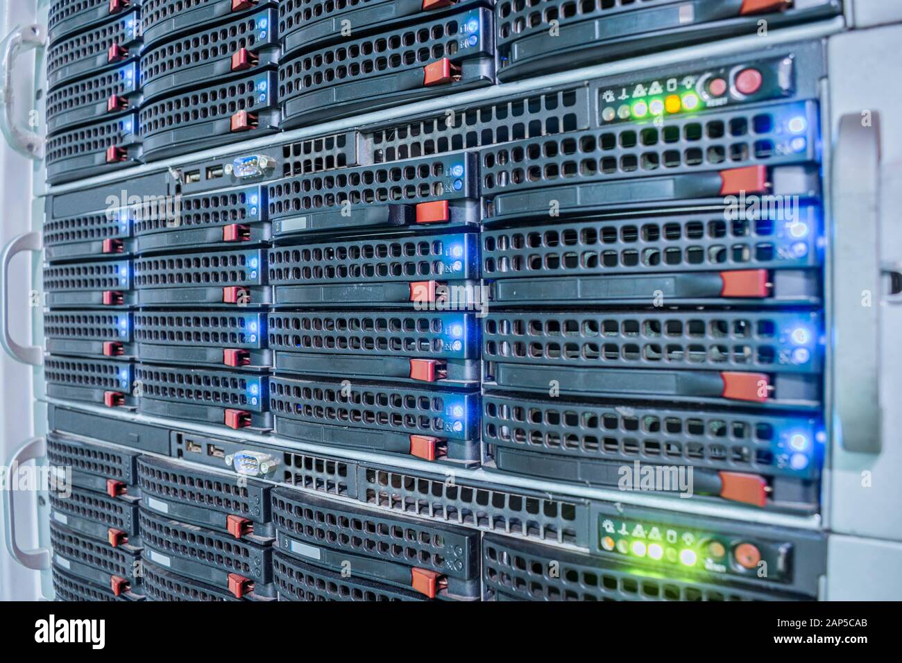 Modernes Web-Hosting ist eine großartige Online-Kampagne. Cloud-Speicher-Technologie. Der Zugriff auf Server und Datenbank erfolgt aus nächster Nähe. Leistungsstarke Computergeräte Stockfoto
