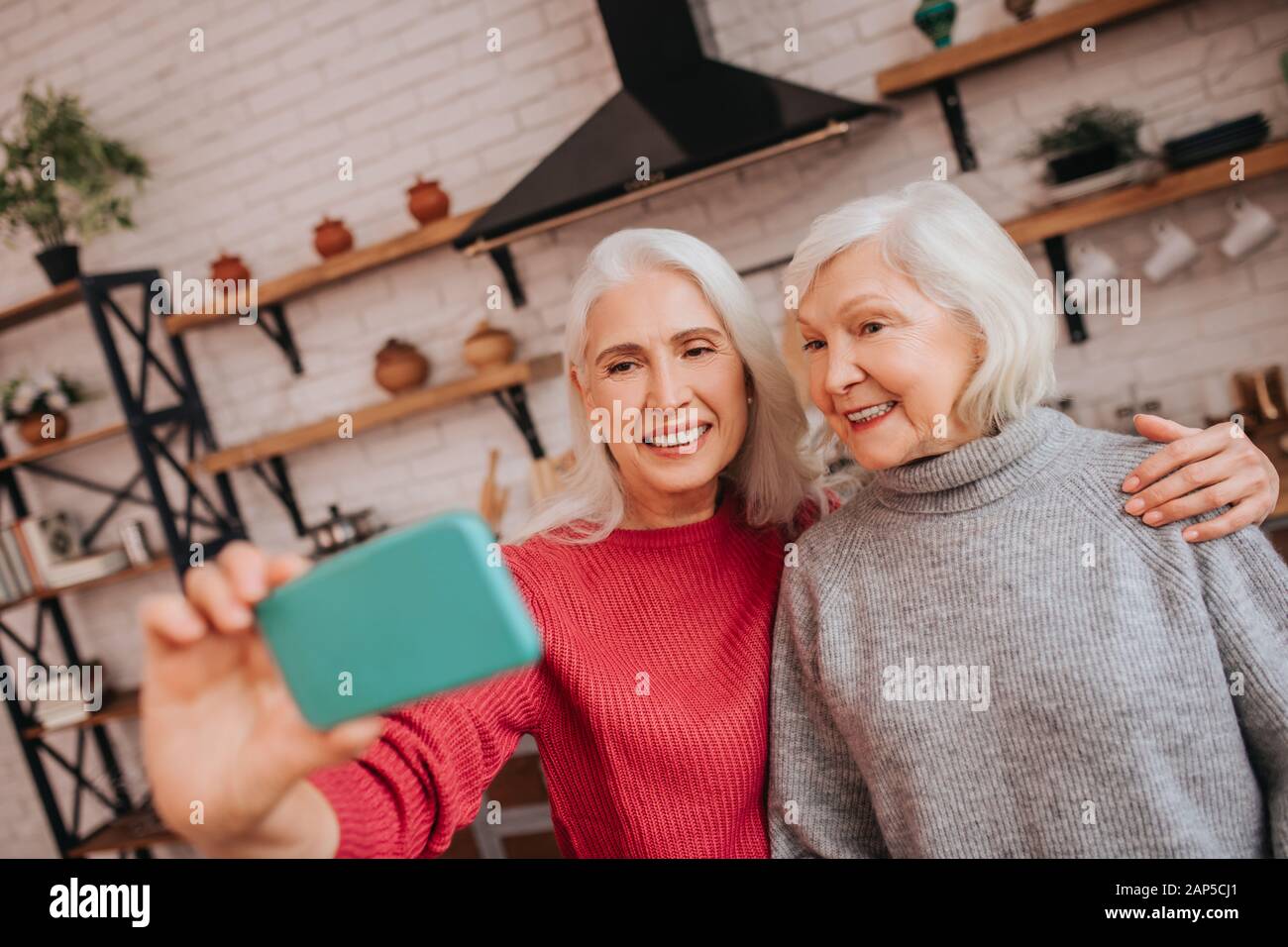 Zwei ältere Grauhaarige positive Damen maling Fotos Stockfoto