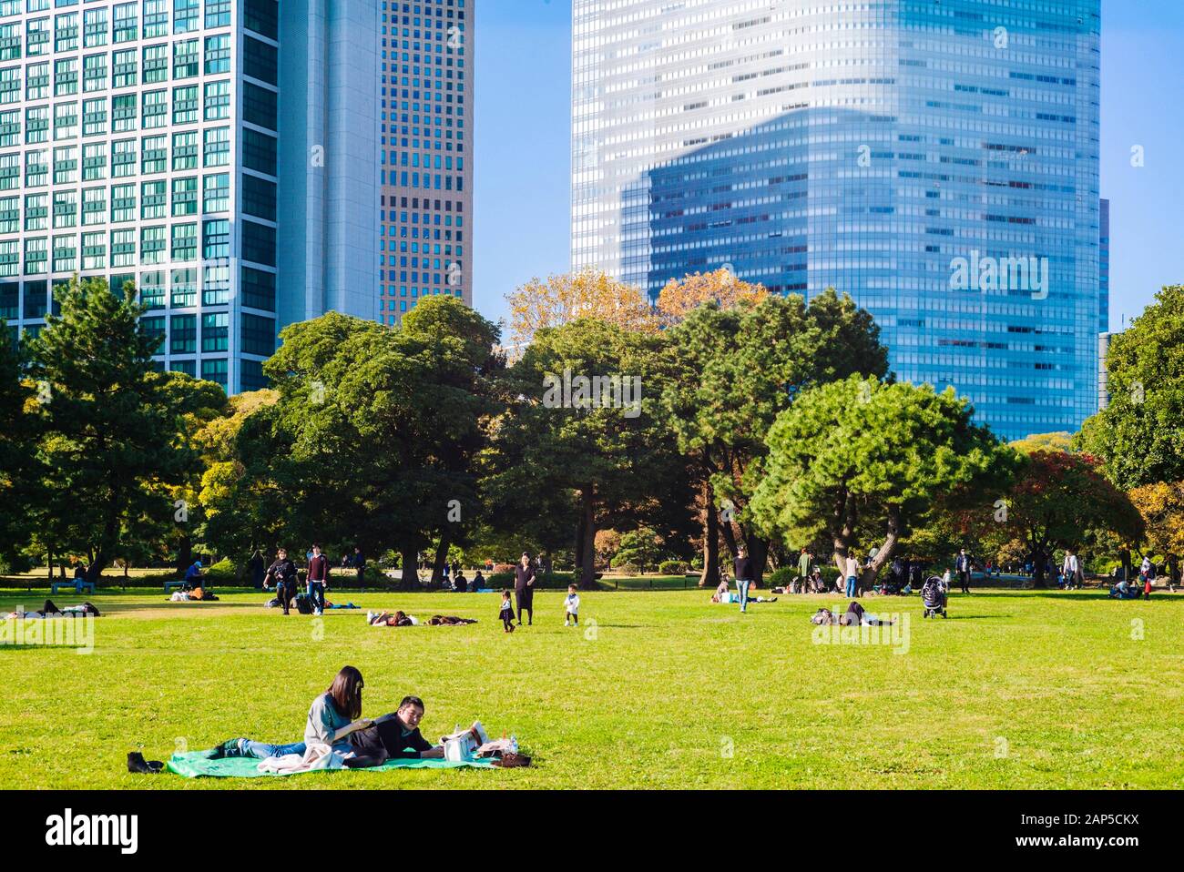 Menschen am Sonntag in Hamarikyu Gärten, Tokyo/Japan Stockfoto