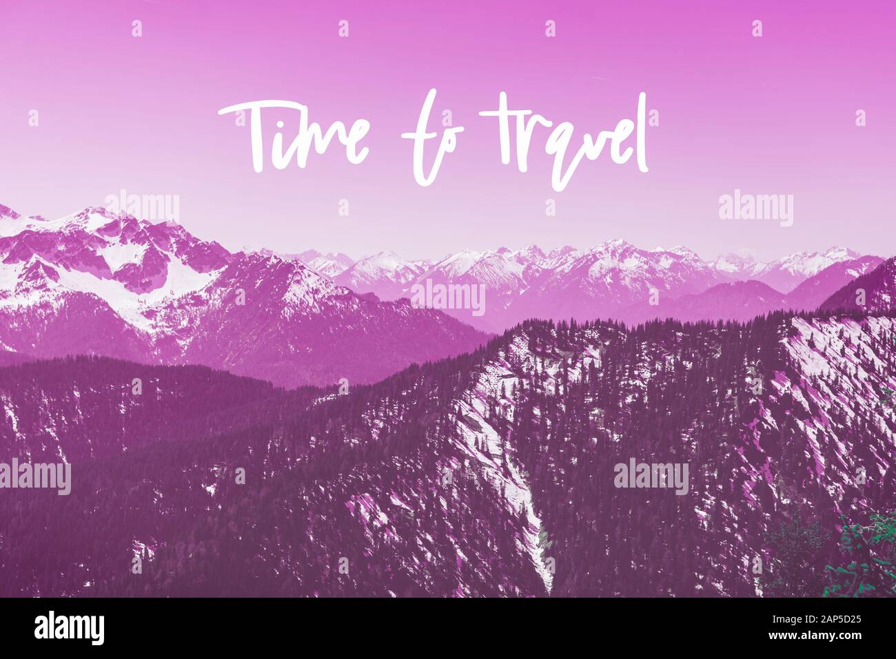 Motivierende und inspirierende Satz Zeit zum Reisen mit schneebedeckten Bergspitzen im Hintergrund, straff in lila Farbe Stockfoto