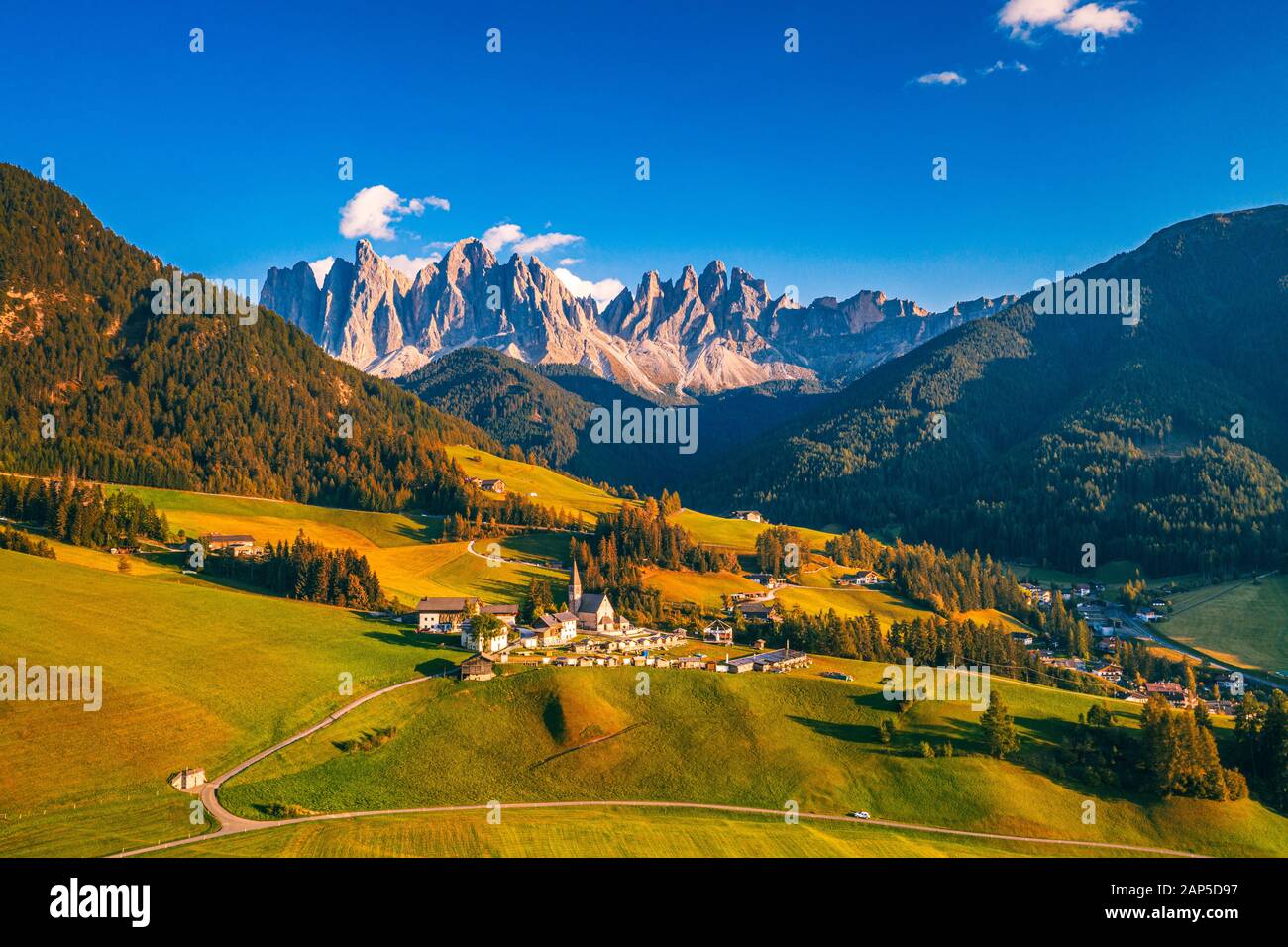 Santa Maddalena (Santa Magdalena) Dorf mit magischen Dolomiten im Herbst, Val di Funes Tal, Trentino Alto Adige, Südtirol, Es Stockfoto