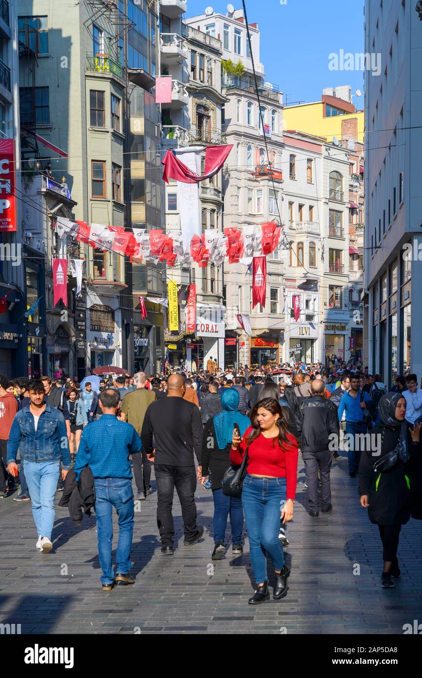 Türkei, Istanbul, Beyoglu, Istiklal Caddesi (Unabhängigkeitsstrasse). Sie ist eine Einkaufsstrasse und Fussgüngerzone ist tagsüber und nachts eines de Stockfoto