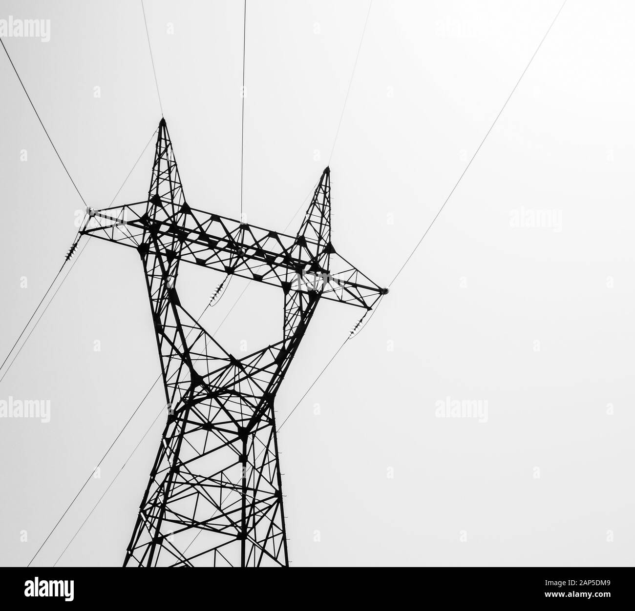 Isolierter Hochspannungs-Übertragungsturm mit hellweißem Hintergrund Stockfoto