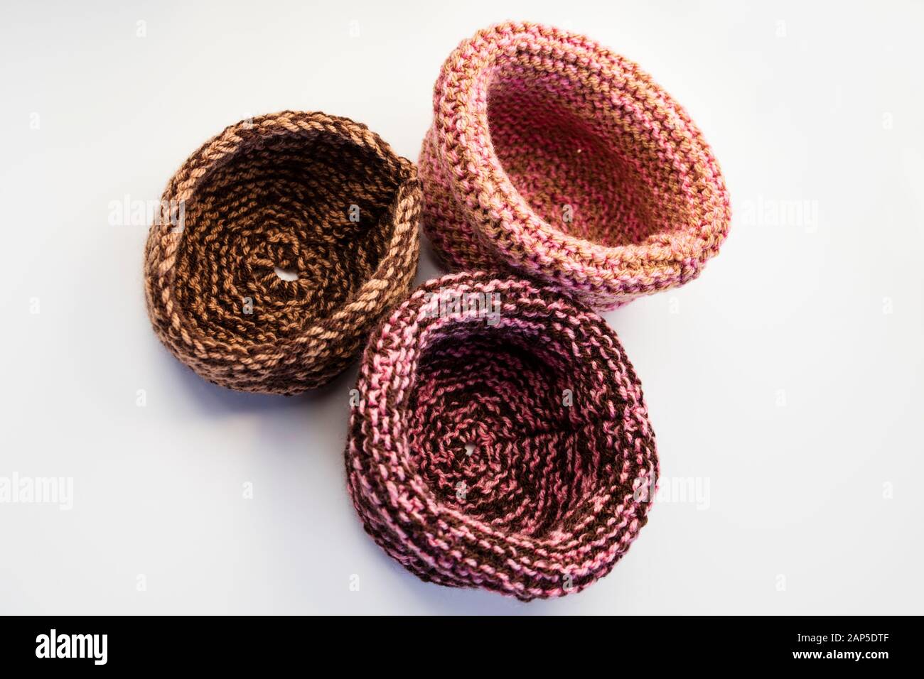 Hand gestrickte wollene Vögel Nester für die Vögel von Australien, die ihren natürlichen Lebensraum durch Brände zu Bush verloren haben. Stockfoto